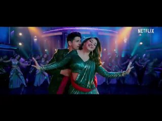 madhuri dixit and siddharth malhotra dancing to dupatta mera mature