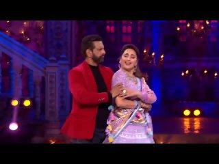 madhuri dixit and javed jafri dancing on the tv show dance deewane 3. dance le le dil from the movie 100 days mature